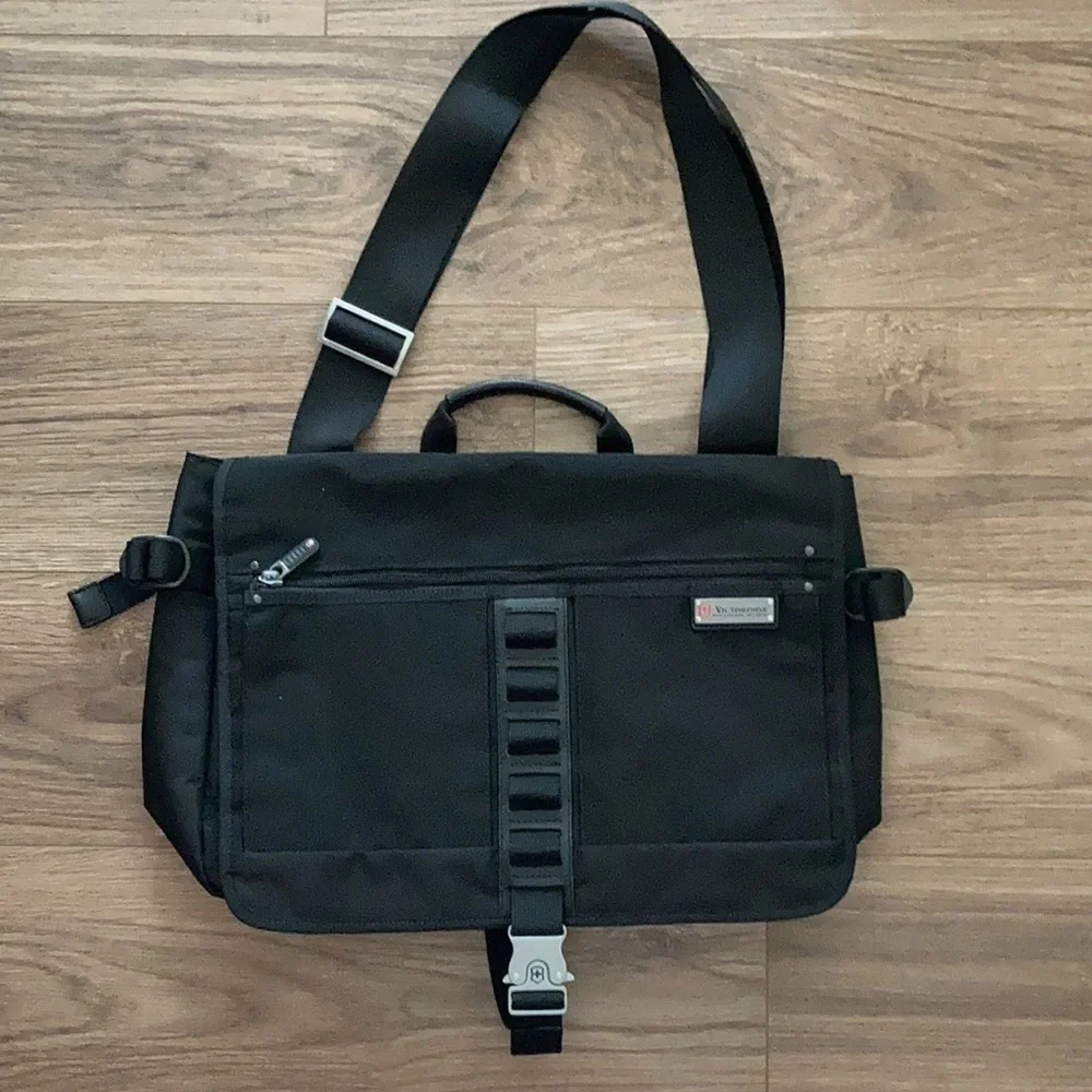 Victorinox SWISS army computer crossbody black nylon bag